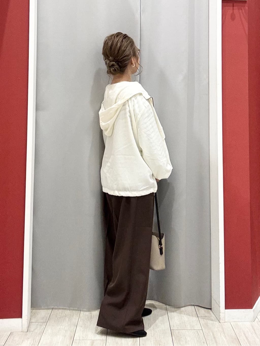 shioさんの「SHOO･LA･RUE｜【S-LL/UV】季節の変わり目に ゴールドパーツが上品なフード付きブルゾン」を使ったコーディネート