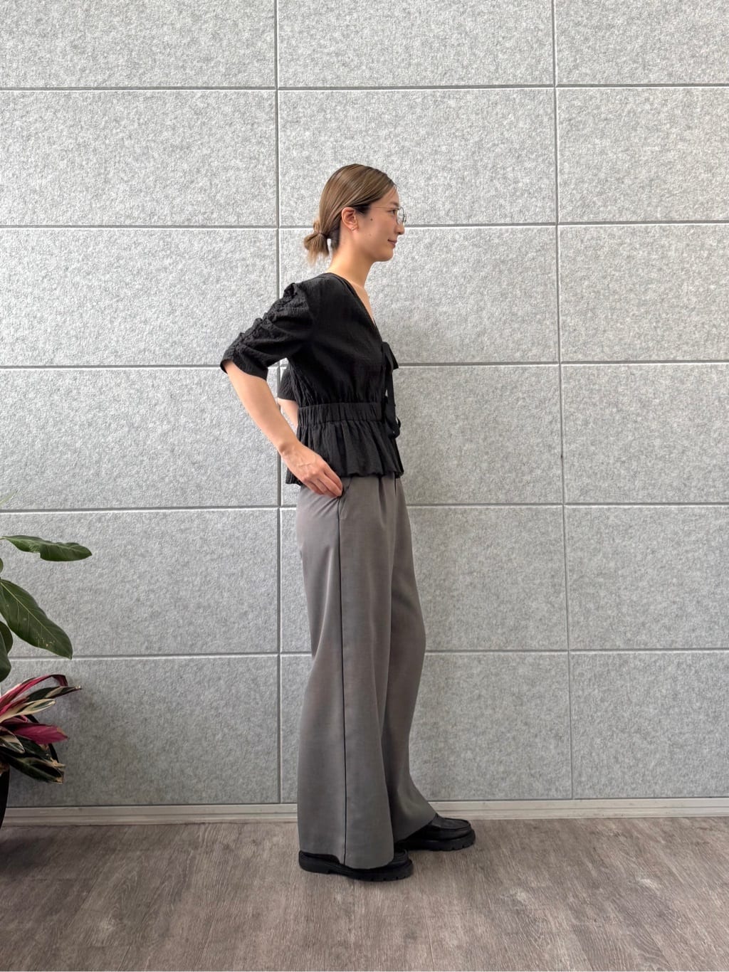 uchi__yamaさんの「CODE A｜front ribbon peplum blouse」を使ったコーディネート
