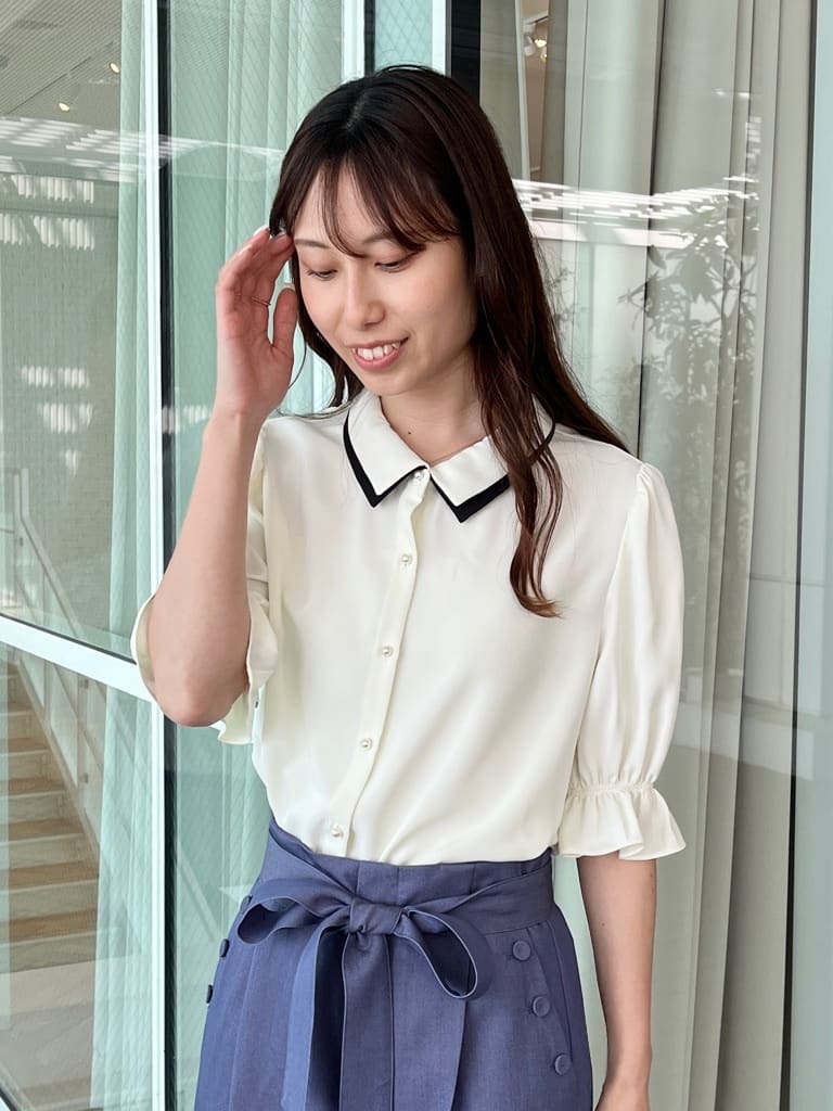 はばさんの「Couture brooch｜【通勤・洗える】配色ダブルカラー ブラウス」を使ったコーディネート