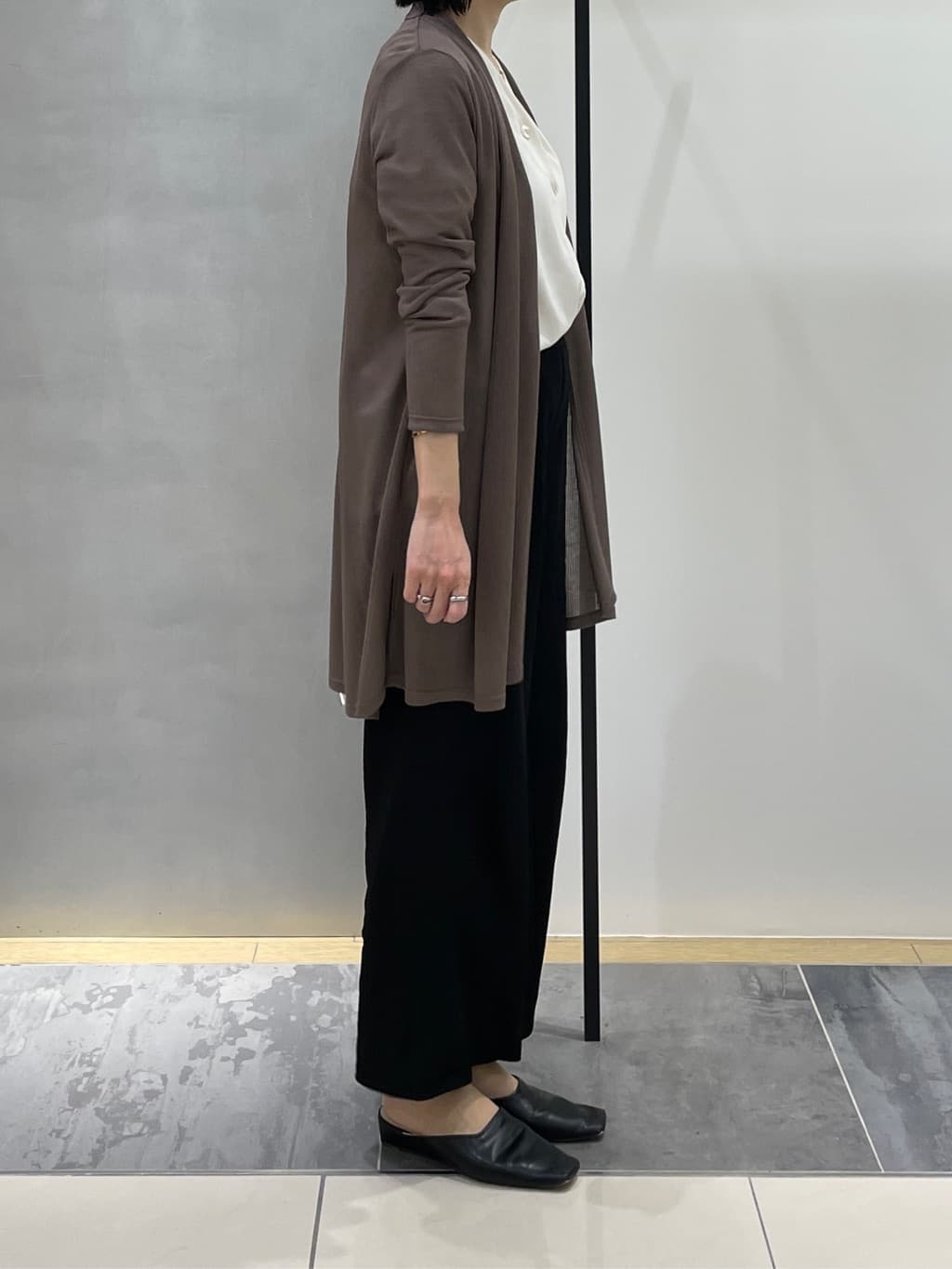 shihoさんの「INDIVI｜【洗える／アンサンブル可能】シアーストライプカーディガン」を使ったコーディネート