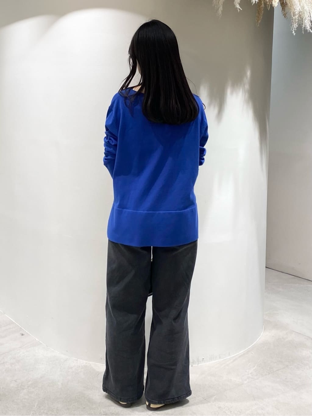 みなみさんの「OPAQUE.CLIP｜リラクシーボートネックニット／オーガニックコットン混【洗濯機OK／UVケア】《5col》」を使ったコーディネート