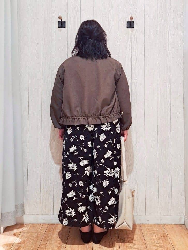 kotomiさんの「SHOO･LA･RUE｜【ひんやり/UV/S-LL】お袖ふんわり二の腕カバー ぷっくりラメプリントTシャツ」を使ったコーディネート