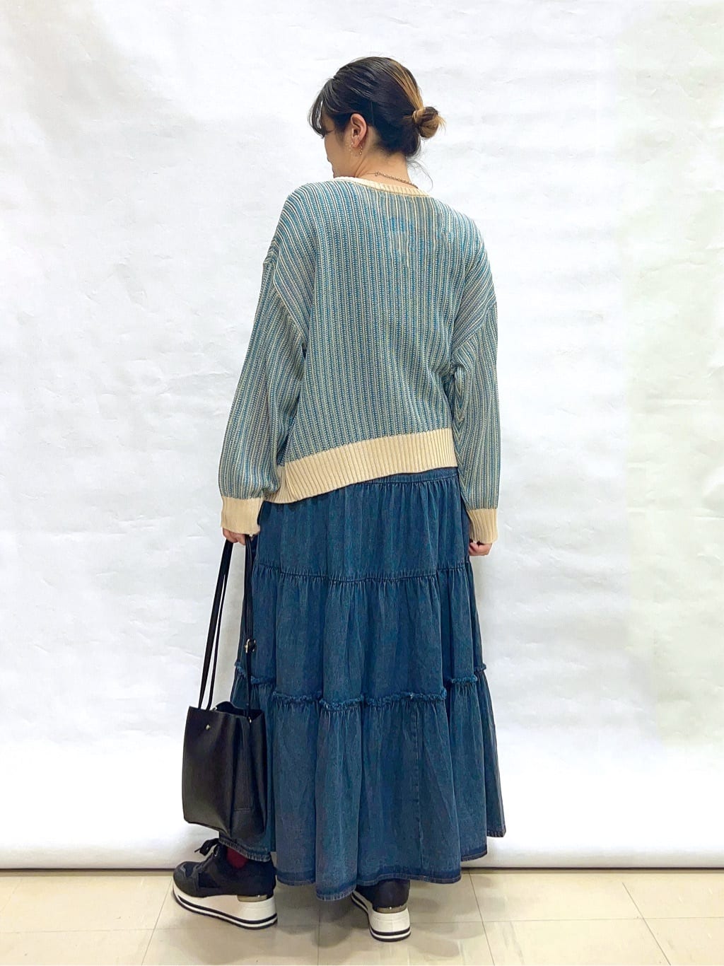 まっつんさんの「SHOO･LA･RUE｜【洗濯機可/S-LL】キーネックでお顔周りすっきり ざっくり編みカーディガン」を使ったコーディネート