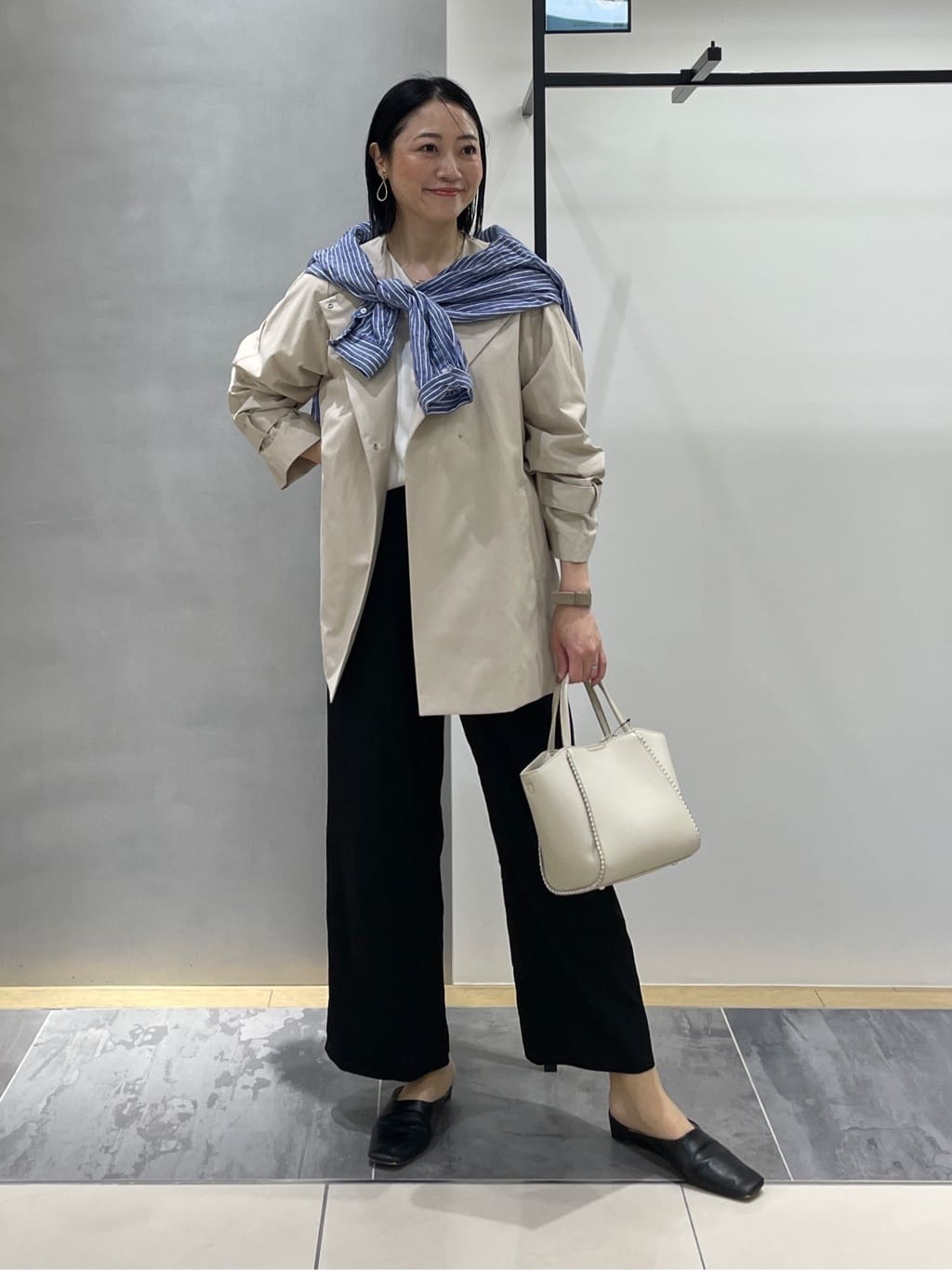 shihoさんの「INDIVI｜【撥水/軽量】ミドル丈 ミニマルトレンチコート」を使ったコーディネート