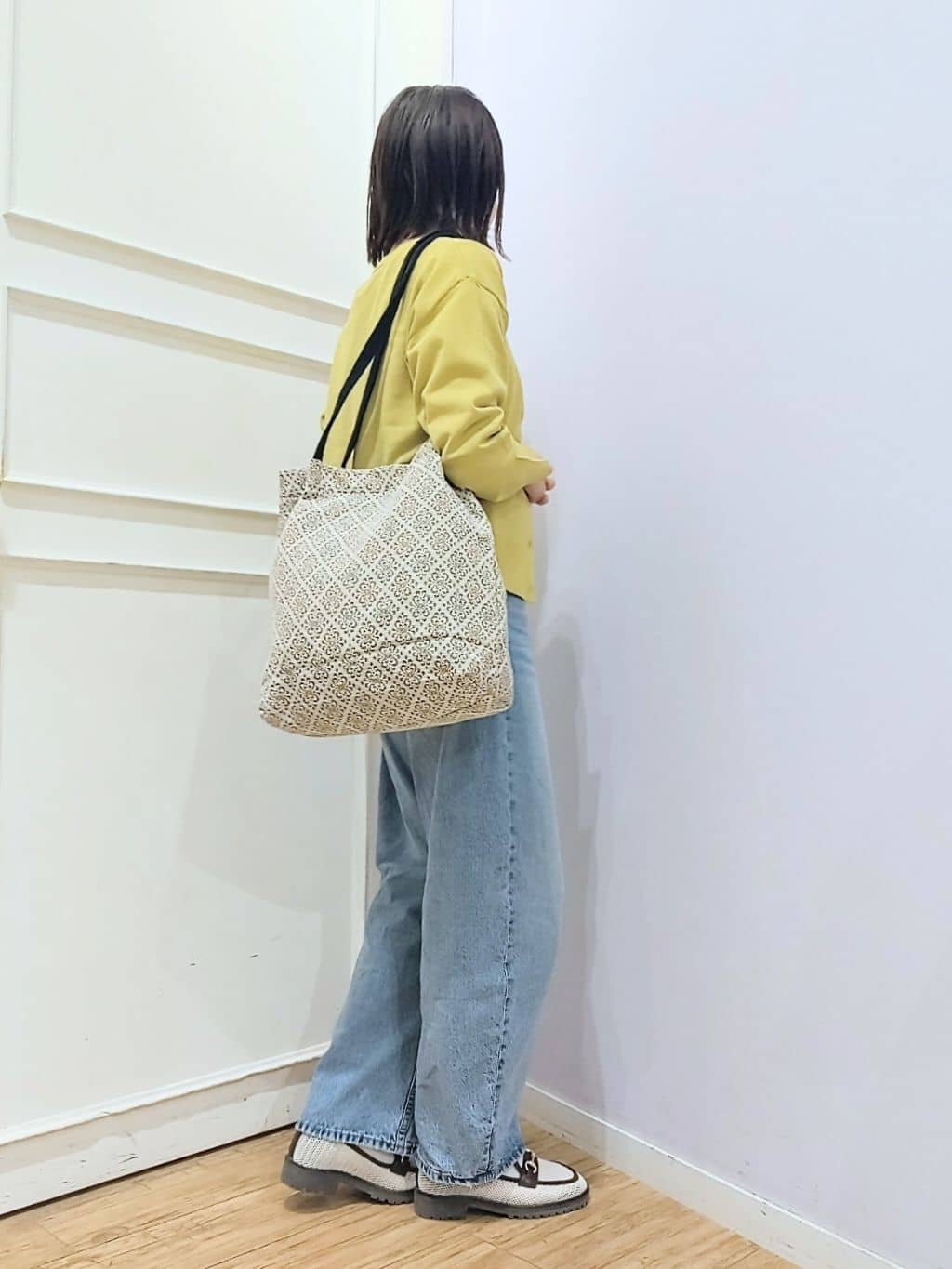 miomioさんの「SHOO･LA･RUE｜【洗濯機可/UV】さらっとしたタッチが心地よい ショート丈 Vネックカーディガン」を使ったコーディネート