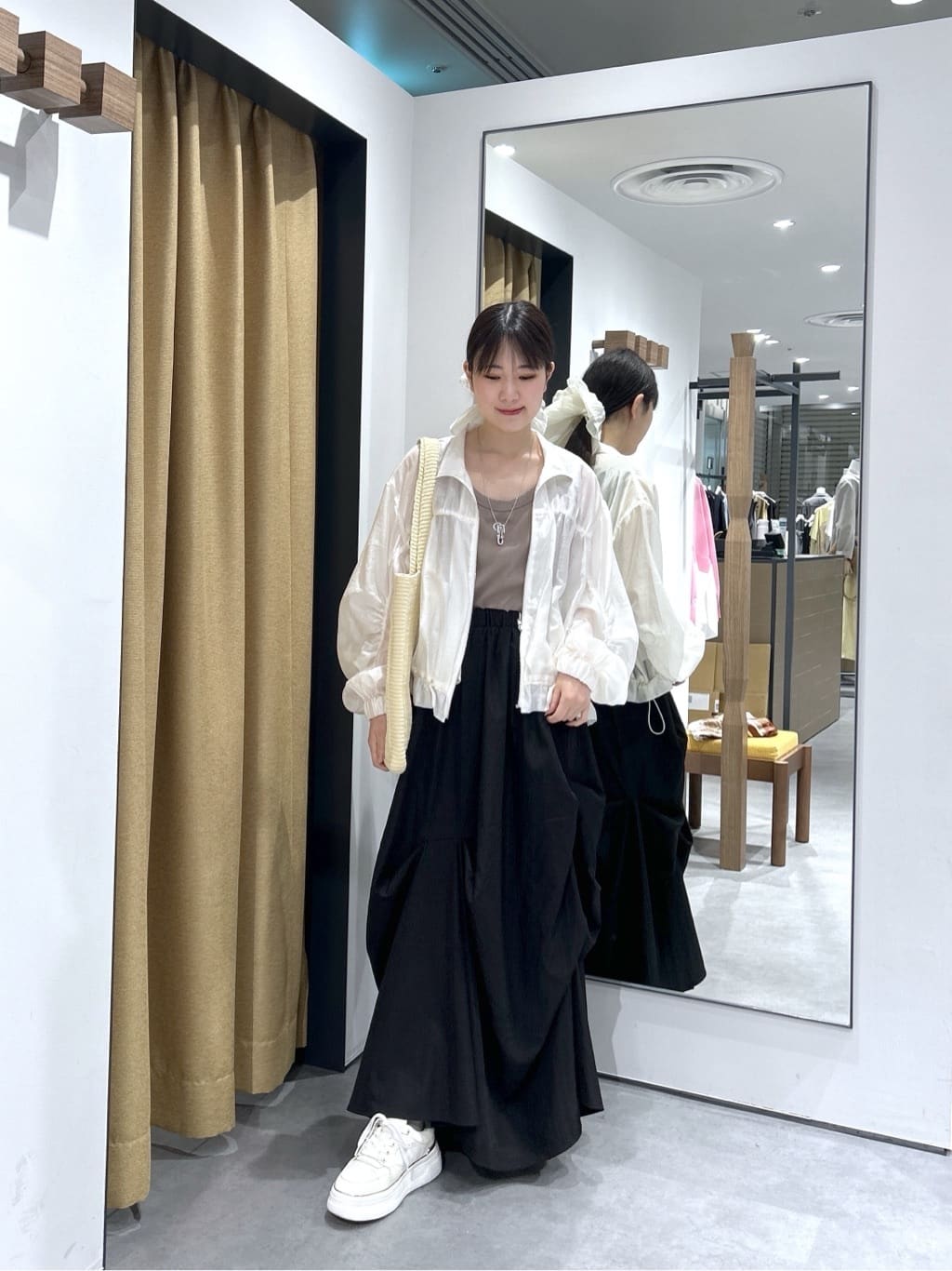 Renoさんの「INDIVI｜ランダムタックスカート」を使ったコーディネート