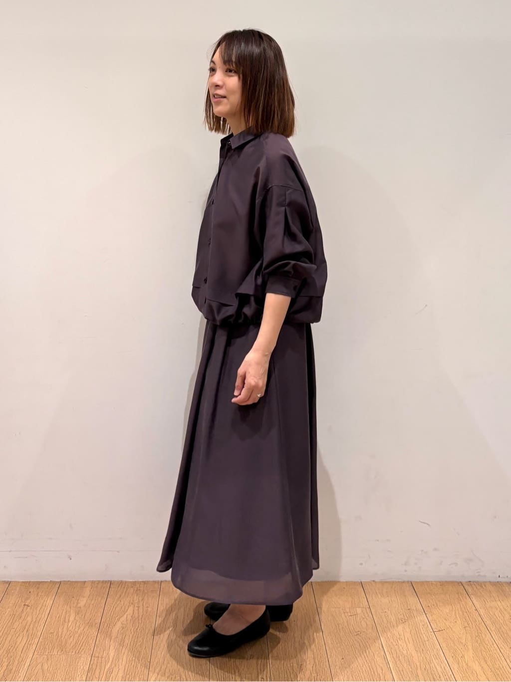 mikkoさんの「INDIVI｜【接触冷感／洗える／2WAY】ドロスト付 シアーシャンブレーシャツ」を使ったコーディネート