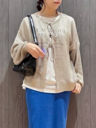 meiさんの「SHOO･LA･RUE｜【2点セット/洗濯機可/S-LL】時短でこなれ見え カーデにもなる2WAYメッシュニット+半袖ロゴT」を使ったコーディネート