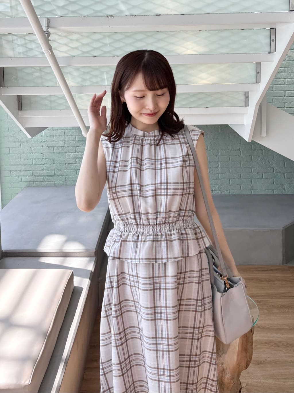 みさかさんの「index｜シアーチェックミニペプラムワンピース【防シワ／洗濯機OK】」を使ったコーディネート