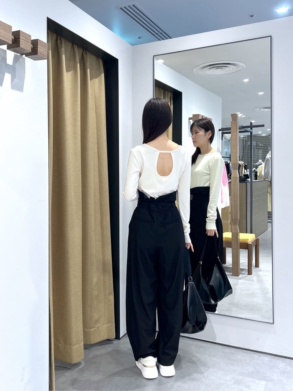 Renoさんの「INDIVI｜バックオープンリブ長袖Tシャツ」を使ったコーディネート