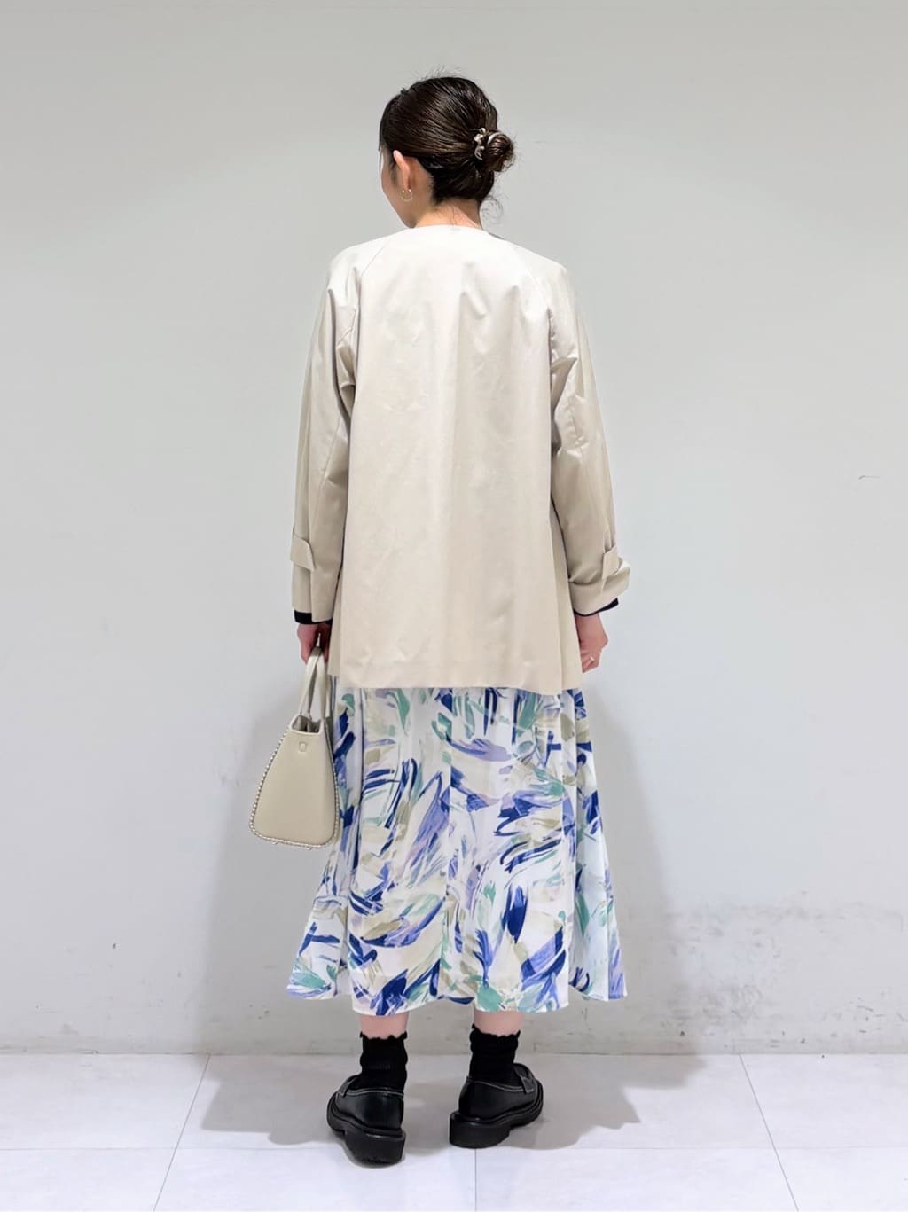 tsuyuさんの「INDIVI｜【ミドルサイズ／合皮／ショルダー付】スタッズ風メタルバッグ」を使ったコーディネート