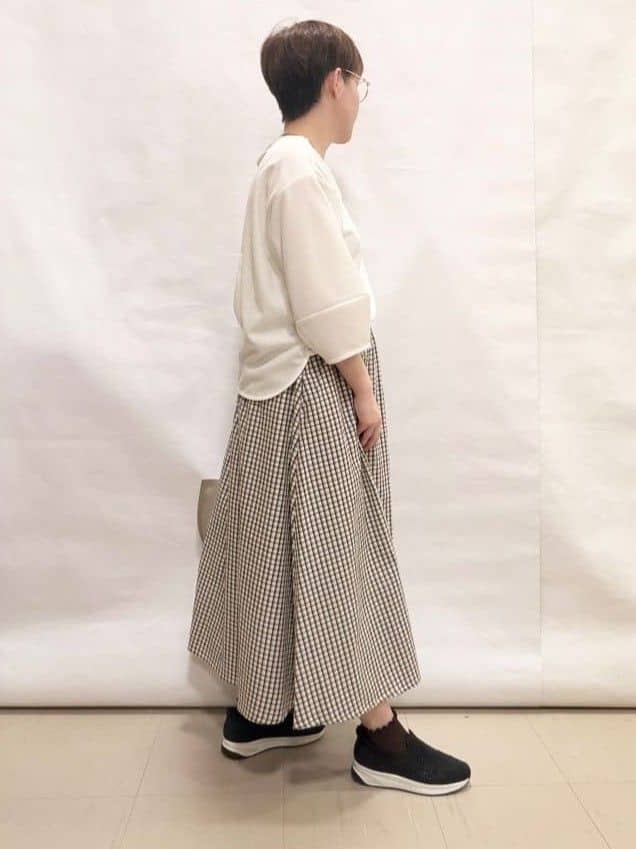 なっちゃんさんの「SHOO･LA･RUE｜【セットアップ可/洗濯機可/S-LL】軽やかに揺れる サッカーチェック フレアスカート」を使ったコーディネート