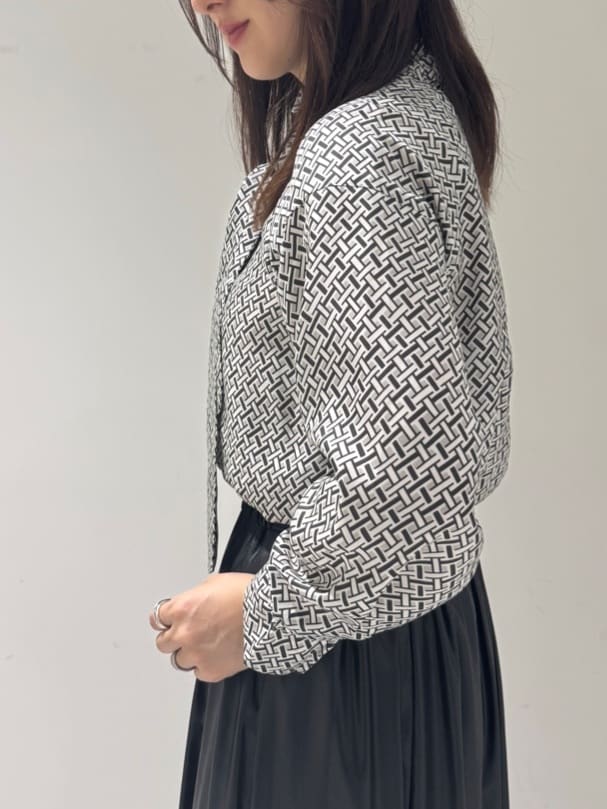そんさんの「INDIVI｜ジオメプリントボウタイブラウス」を使ったコーディネート
