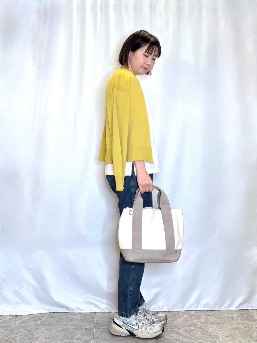 ネリさんの「SHOO･LA･RUE｜【洗濯機可/UV】さらっとしたタッチが心地よい ショート丈 Vネックカーディガン」を使ったコーディネート