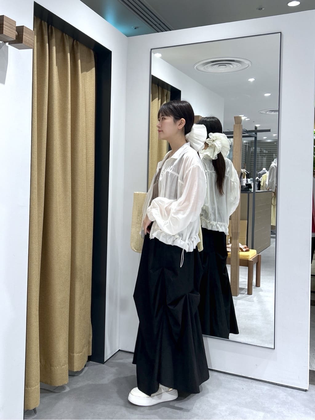 Renoさんの「INDIVI｜ランダムタックスカート」を使ったコーディネート