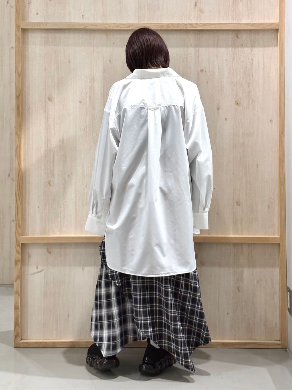 nanaさんの「THE SHOP TK｜ゆったりシルエットで体型カバー ロングシャツ」を使ったコーディネート