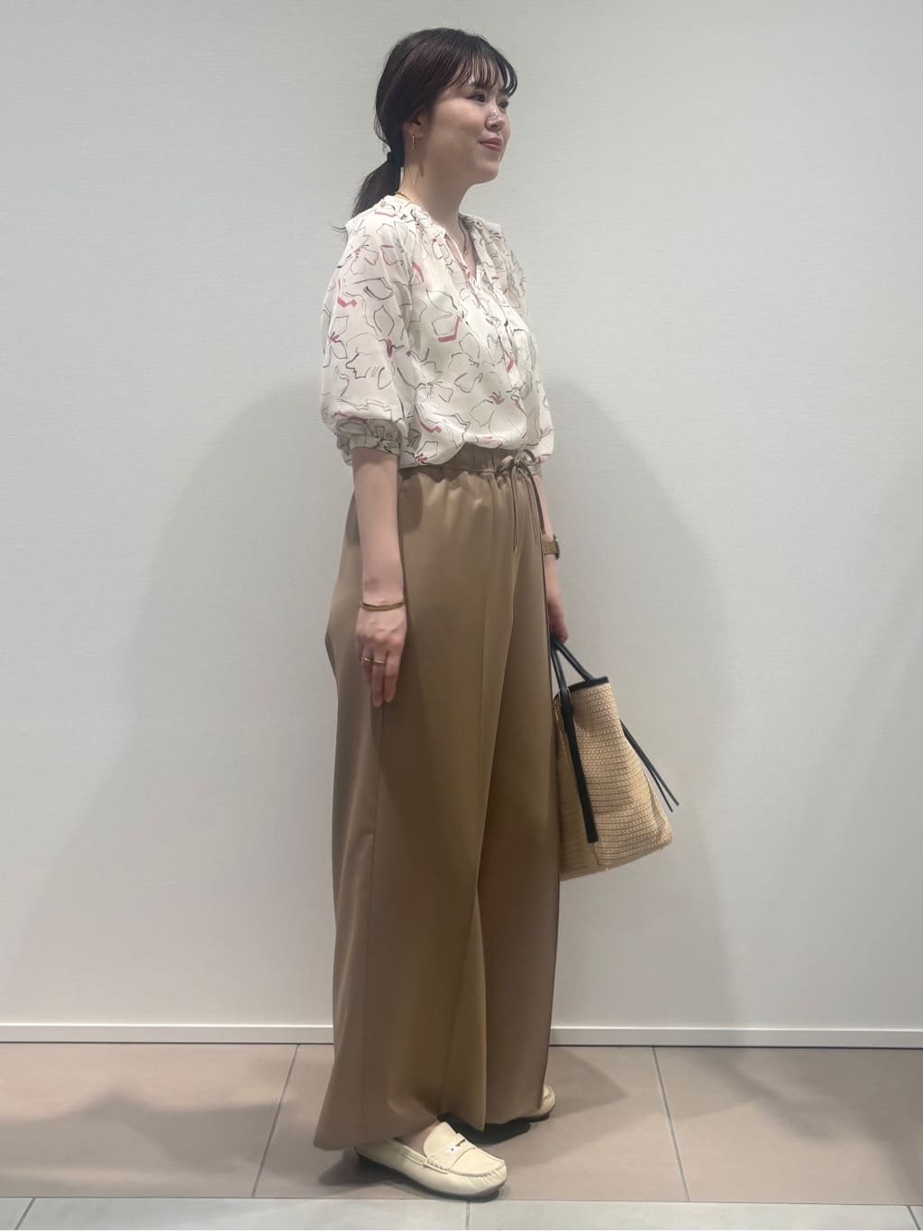 konamiさんの「COUP DE CHANCE｜【手洗い可/通勤服】シアーローン花柄ブラウス」を使ったコーディネート