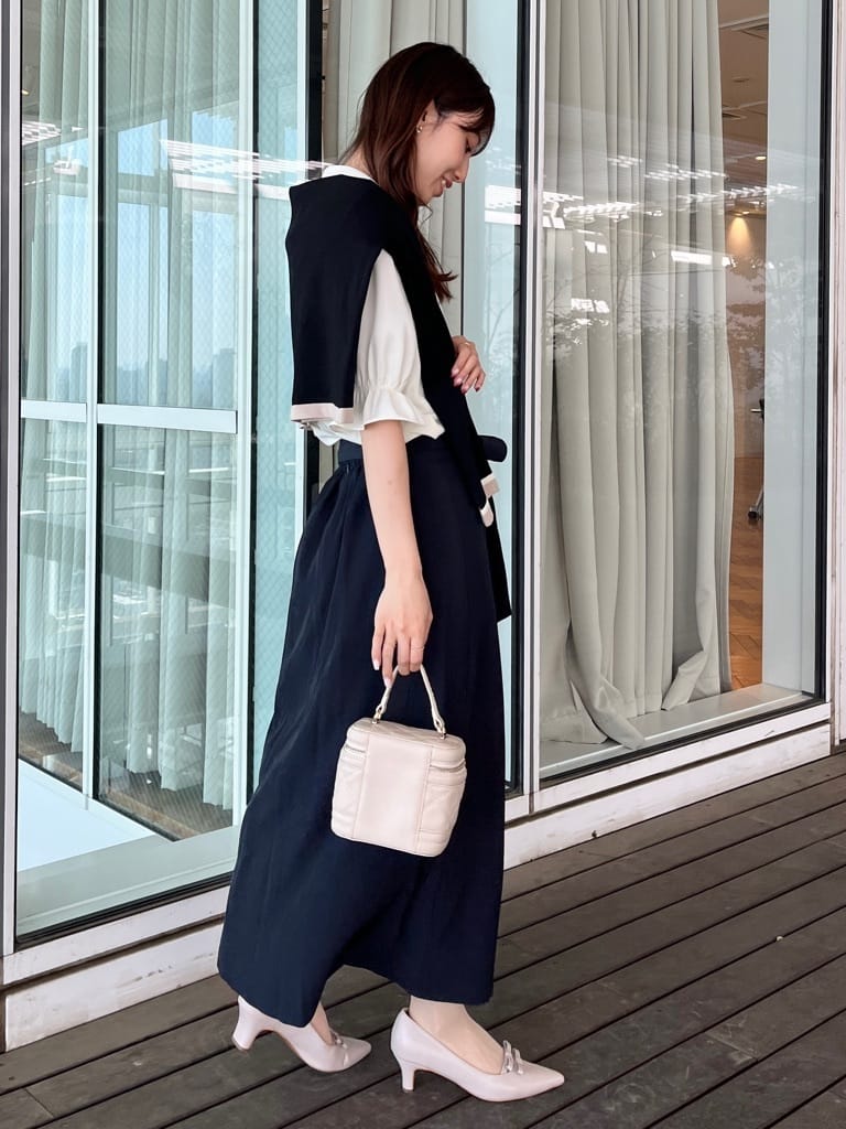 はばさんの「Couture brooch｜【通勤・洗える】配色ダブルカラー ブラウス」を使ったコーディネート