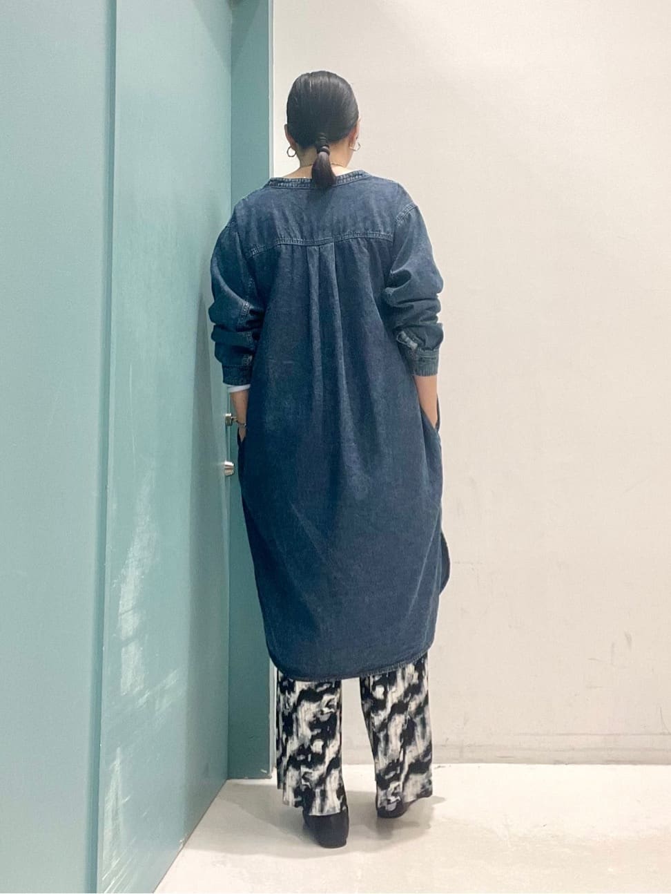 machiさんの「SHOO･LA･RUE｜【ライトオンスデニム/S-LL/体型カバー】首元すっきり ワンピにもなるロングデニムシャツ」を使ったコーディネート
