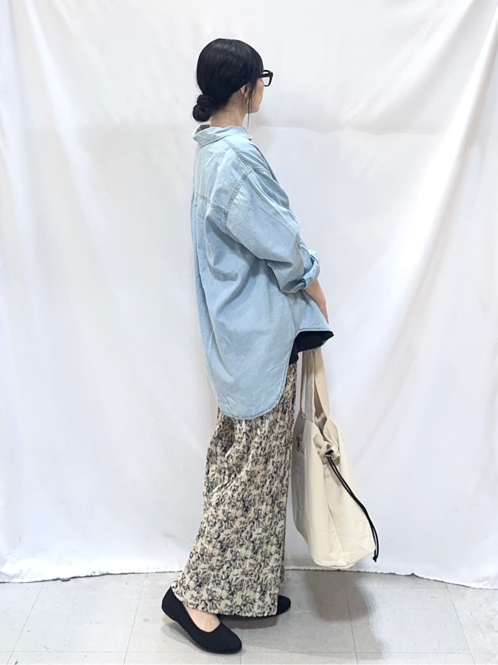 𝐇𝐢𝐫𝐨𝐦𝐢さんの「SHOO･LA･RUE｜【洗濯機可/体型カバー】こなれ感をプラスする ライトオンスデニムシャツ」を使ったコーディネート