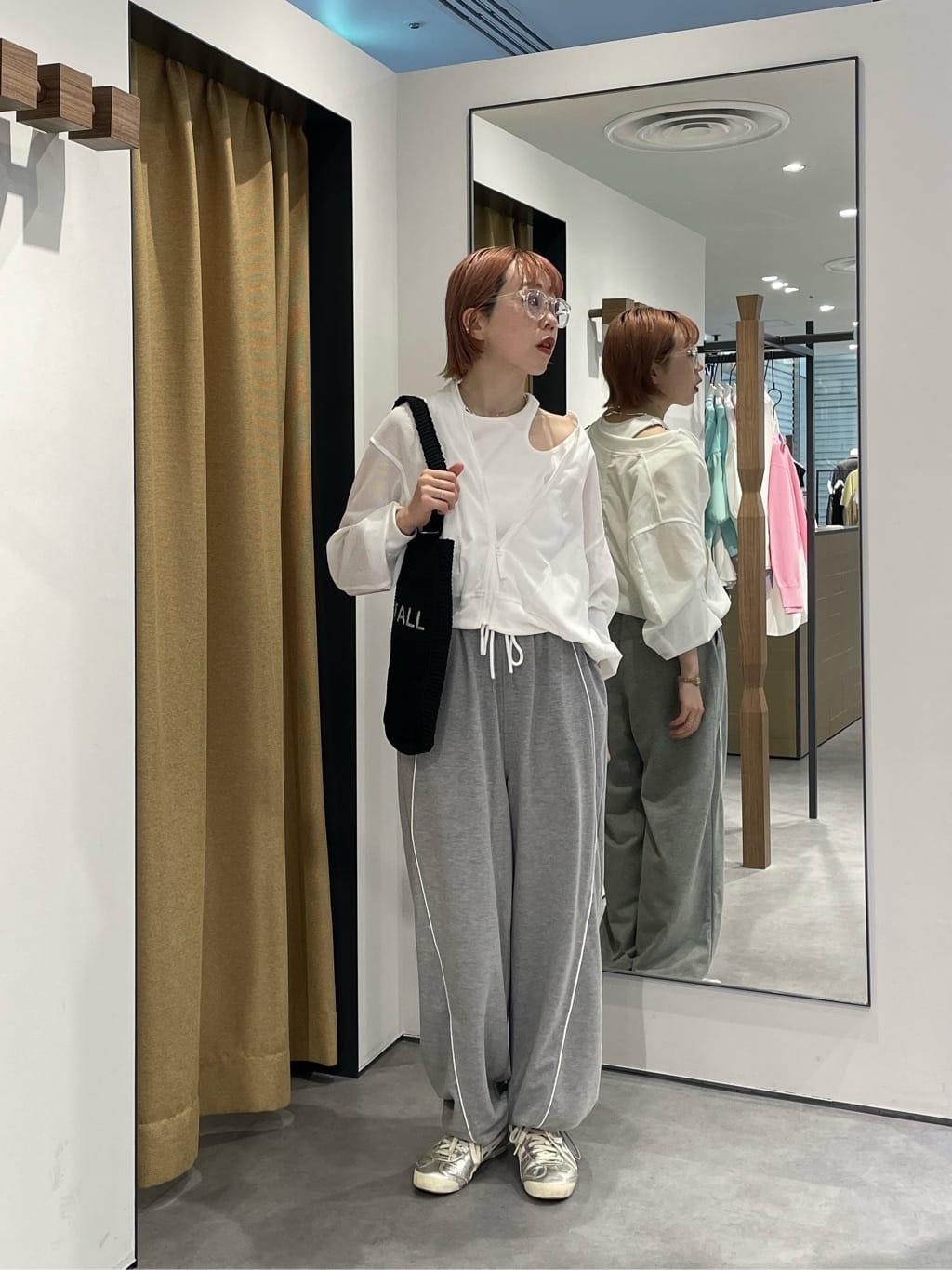 mikuさんの「INDIVI｜【一部店舗限定】パイピング裏毛ワイドパンツ」を使ったコーディネート