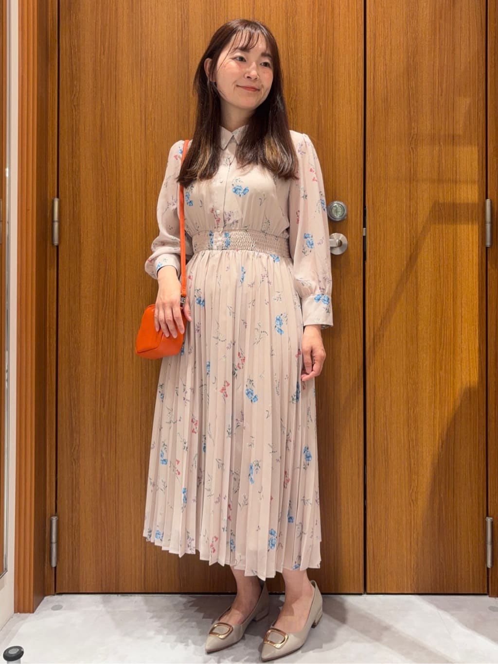 アスカさんの「index｜衿付き花柄プリーツフレアワンピース【洗濯機OK／イージーアイロン】」を使ったコーディネート