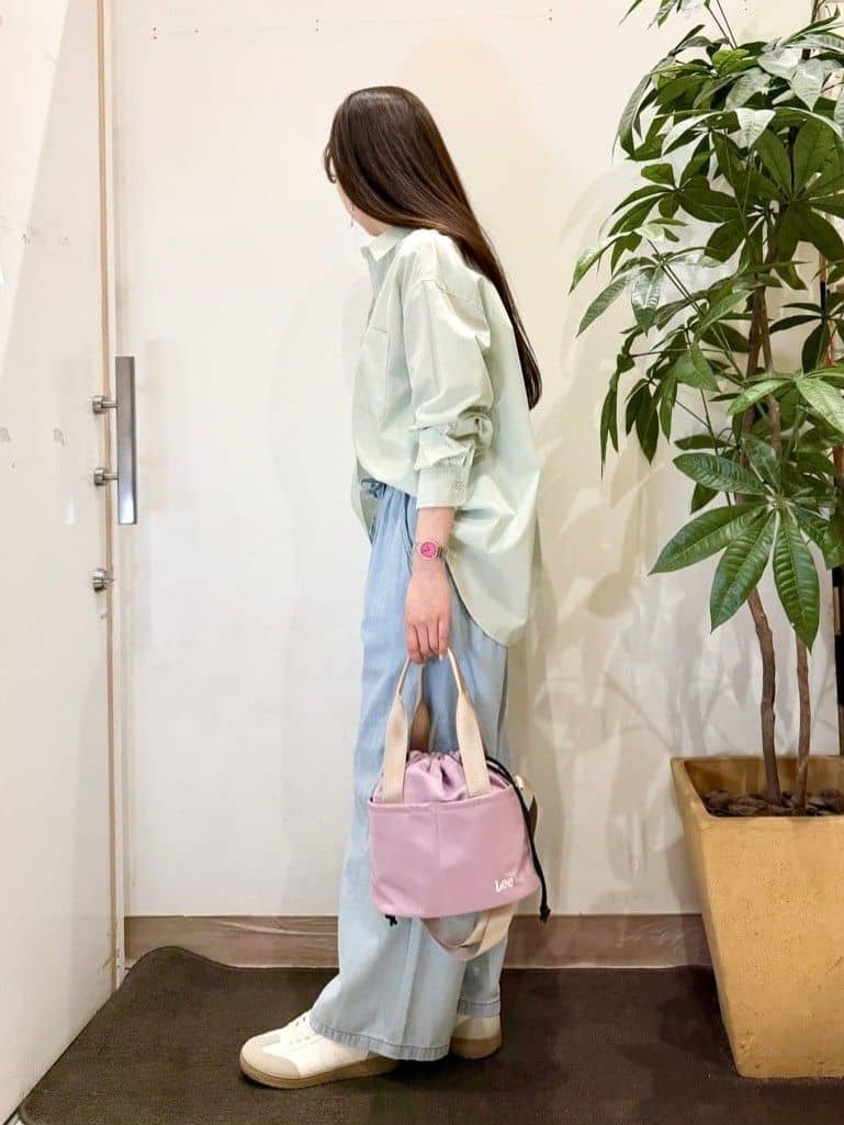 AYUMIさんの「SHOO･LA･RUE｜【Lee別注／撥水】巾着ショルダーバッグ」を使ったコーディネート