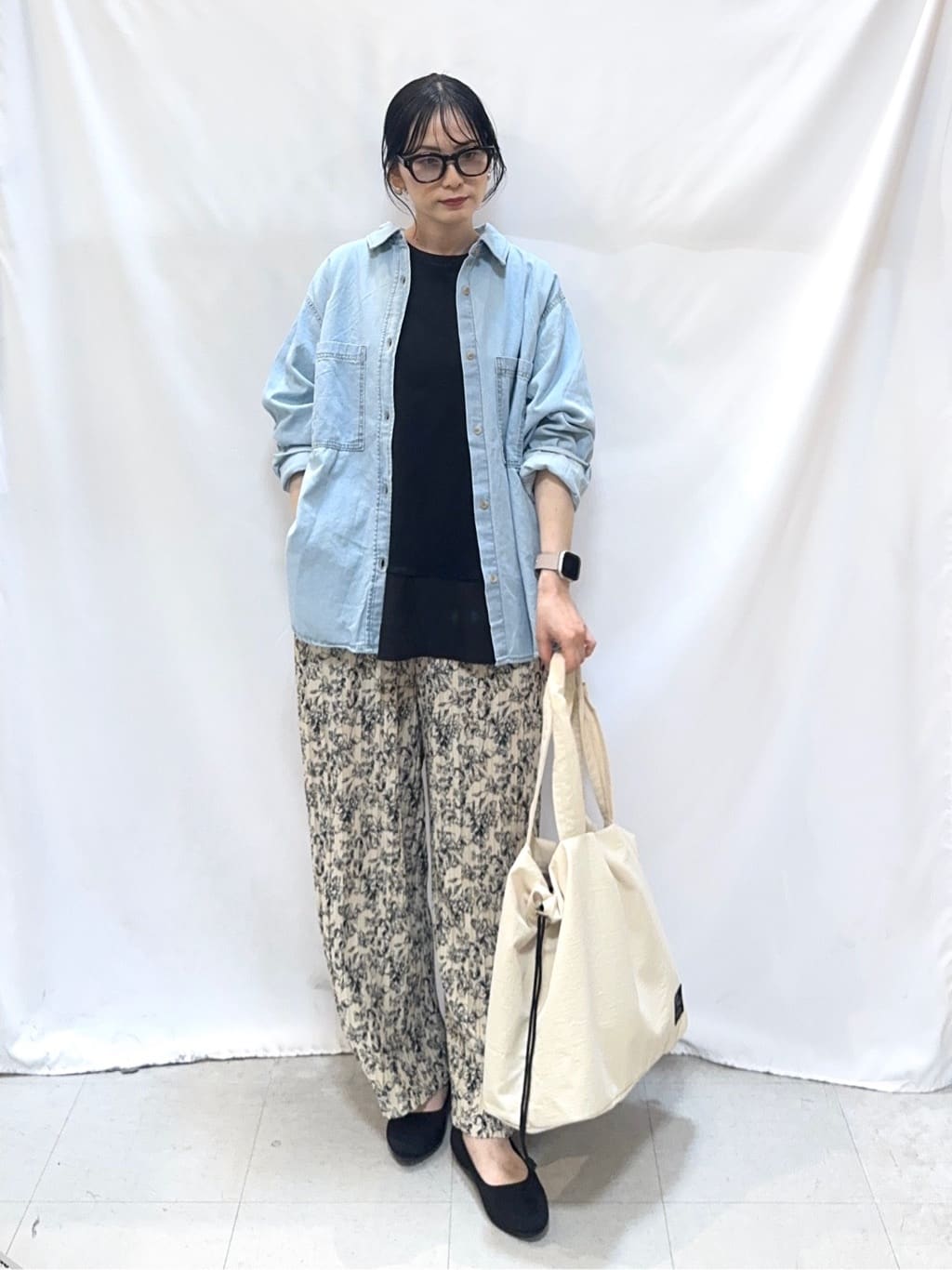 𝐇𝐢𝐫𝐨𝐦𝐢さんの「SHOO･LA･RUE｜【洗濯機可/体型カバー】こなれ感をプラスする ライトオンスデニムシャツ」を使ったコーディネート