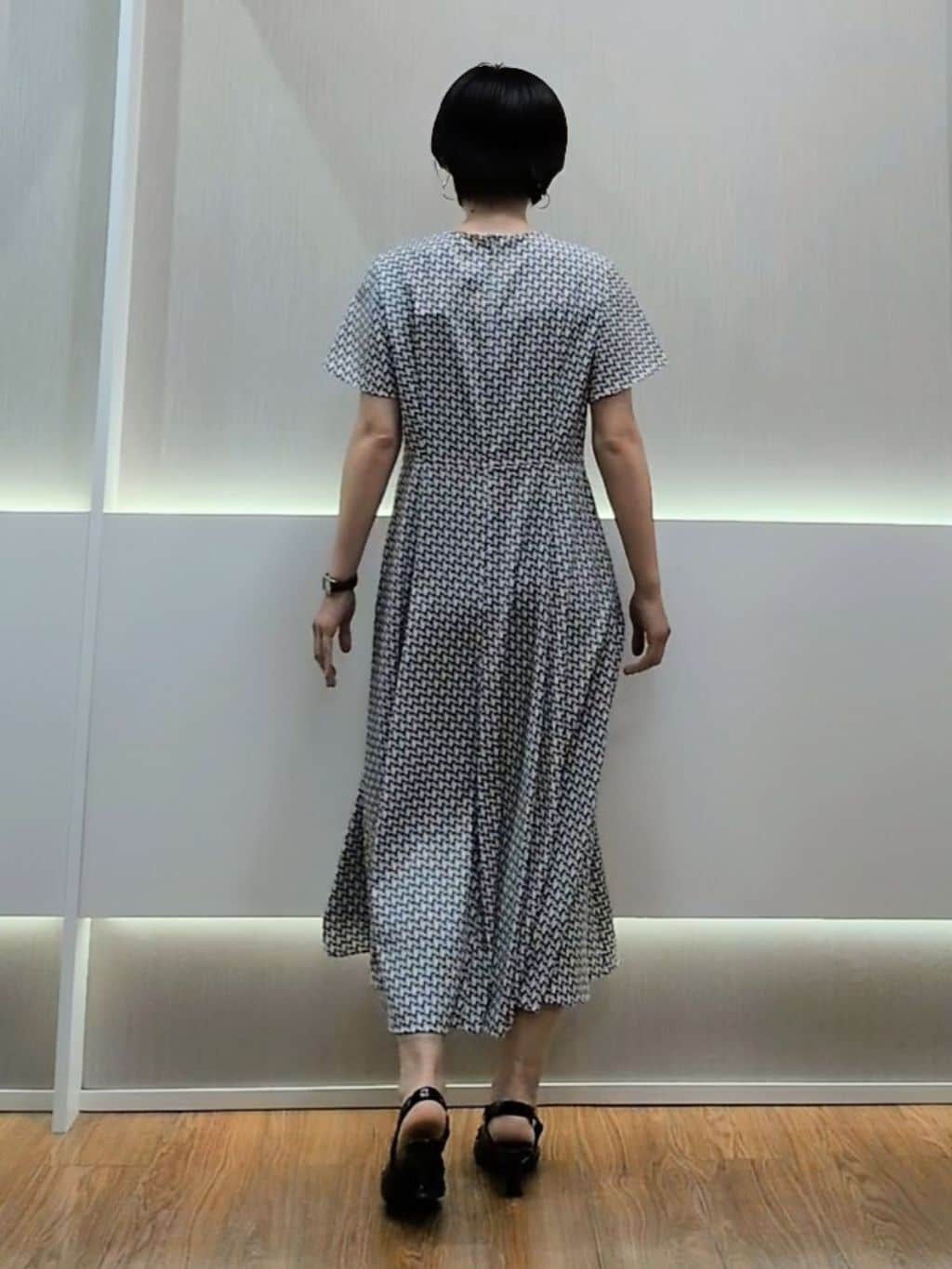 ミズタさんの「UNTITLED｜【美シルエット/洗える】ジオメプリントワンピース」を使ったコーディネート