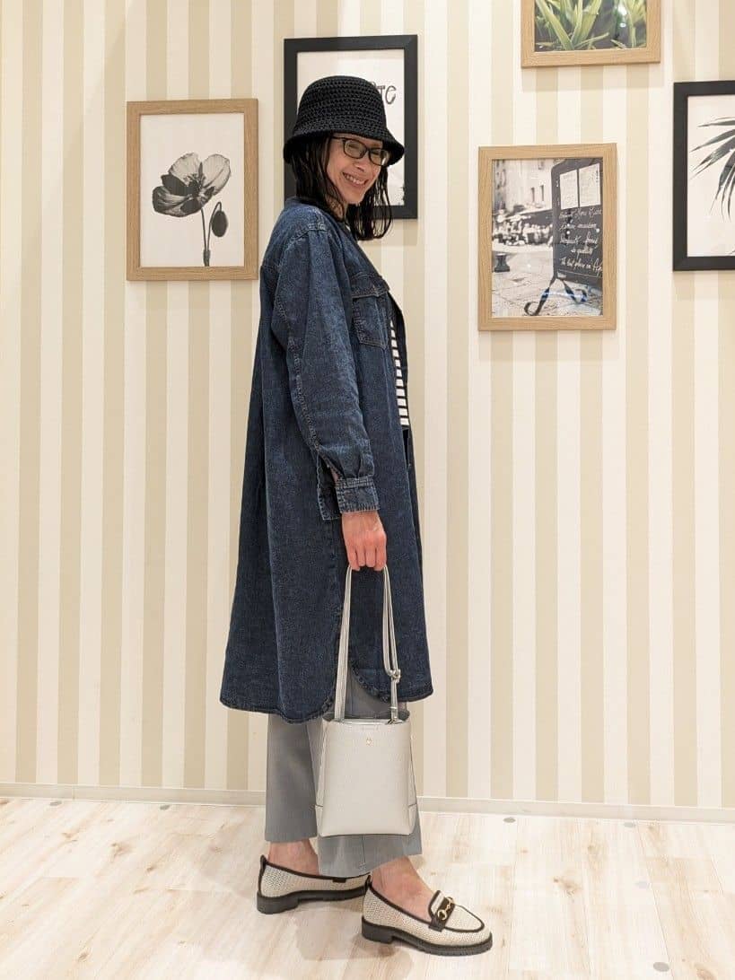 Mikiさんの「SHOO･LA･RUE｜【ライトオンスデニム/S-LL/体型カバー】首元すっきり ワンピにもなるロングデニムシャツ」を使ったコーディネート