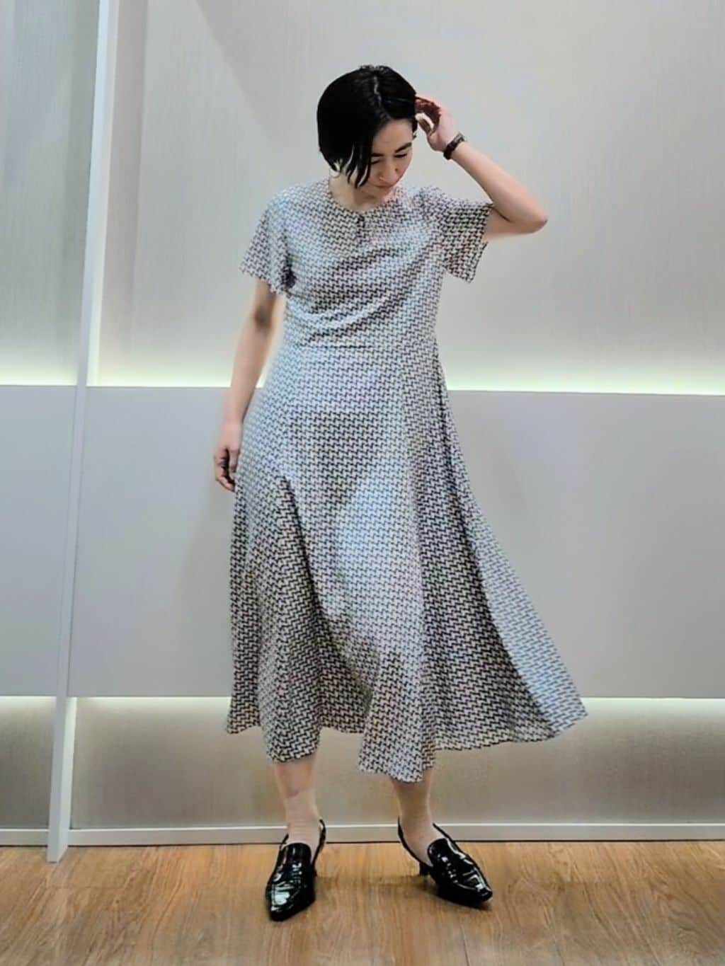 ミズタさんの「UNTITLED｜【美シルエット/洗える】ジオメプリントワンピース」を使ったコーディネート