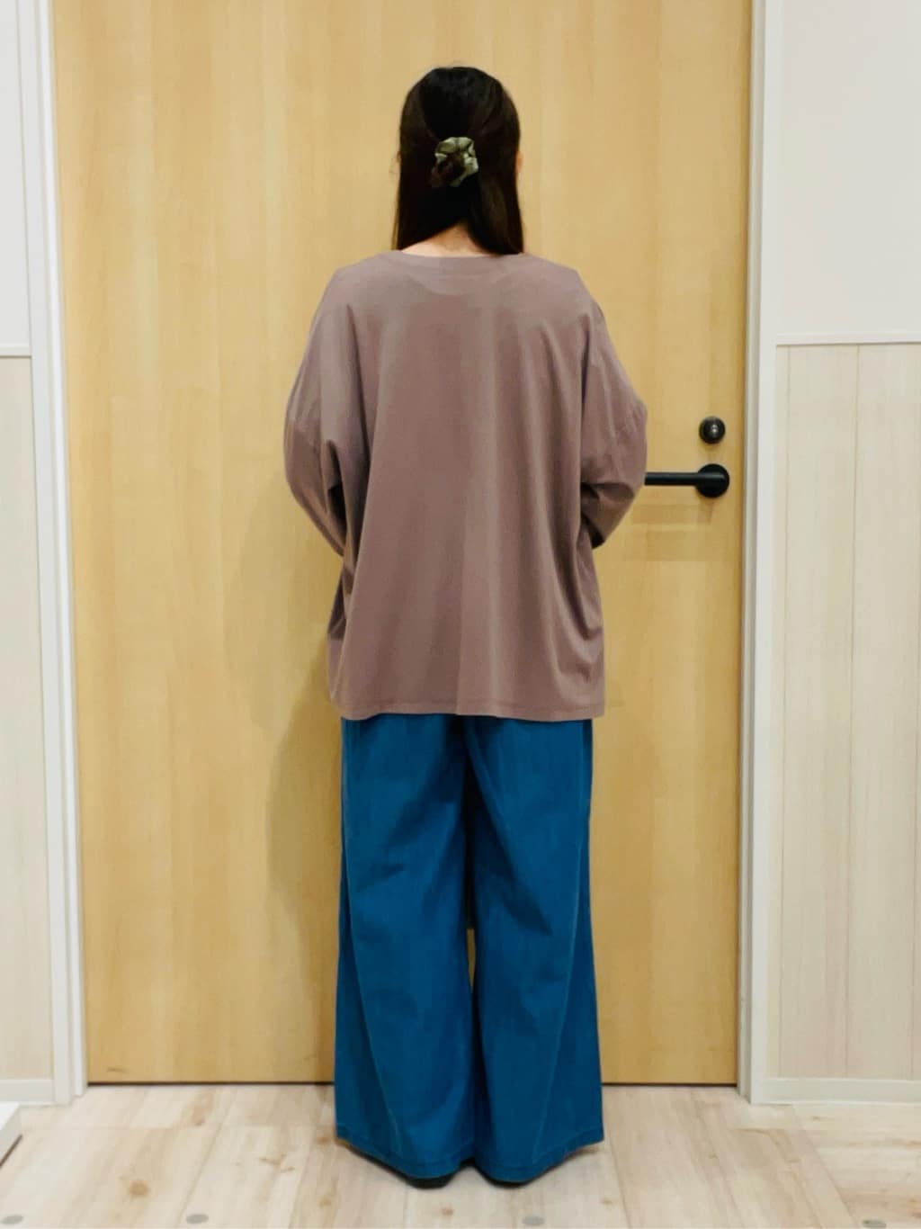 minamiさんの「SHOO･LA･RUE｜【S-LL/UV】手の甲まで隠れる 指穴付き とろみVネックカーディガン」を使ったコーディネート