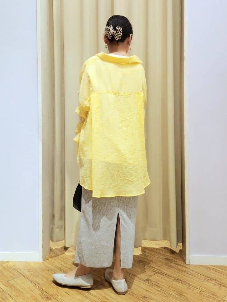 くまさんの「SHOO･LA･RUE｜【体型カバー】ふんわり質感 やわらかこなれシアーシャツ」を使ったコーディネート