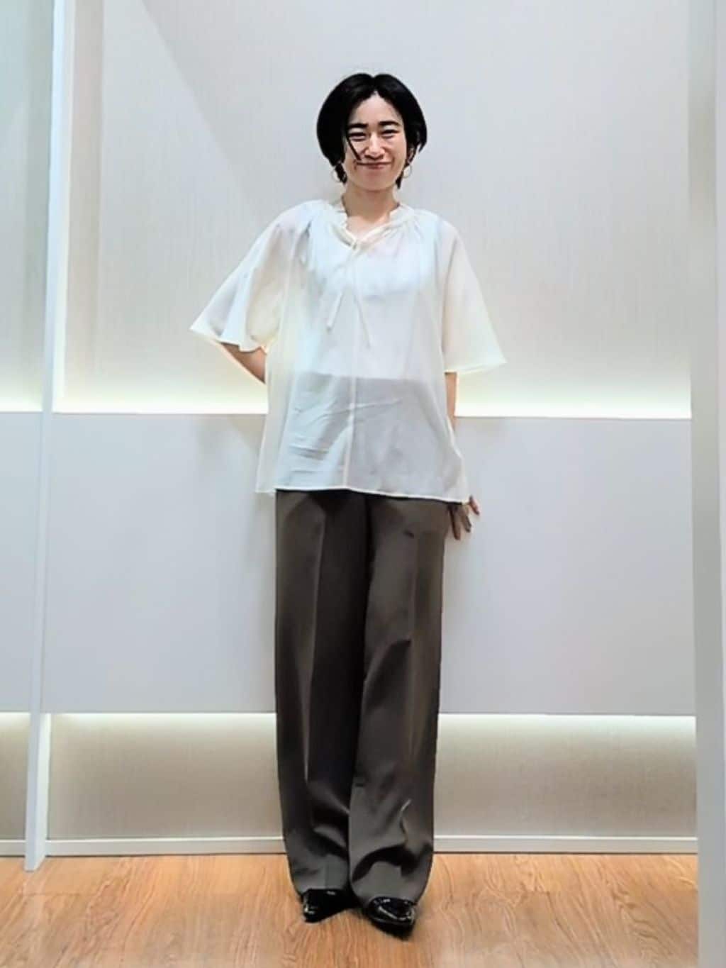 ミズタさんの「UNTITLED｜【シアー/首元フリル】シルキーシフォンブラウス」を使ったコーディネート