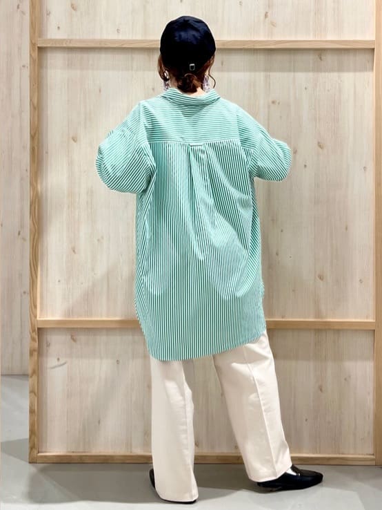 nakoさんの「THE SHOP TK｜ゆったりシルエットで体型カバー ロングシャツ」を使ったコーディネート