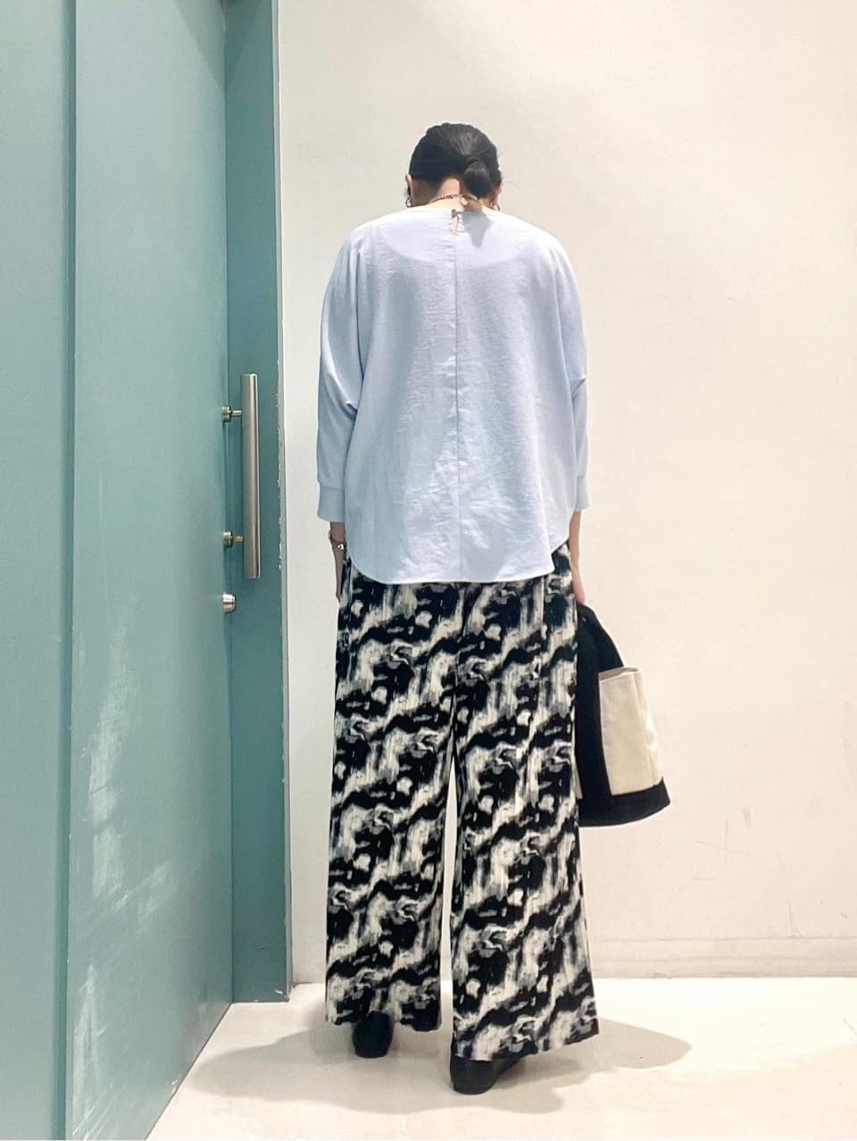 machiさんの「SHOO･LA･RUE｜【ライトオンスデニム/S-LL/体型カバー】首元すっきり ワンピにもなるロングデニムシャツ」を使ったコーディネート