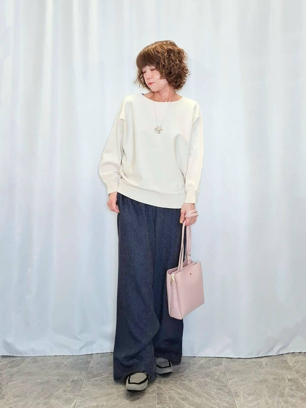 ぬーさんの「SHOO･LA･RUE｜【高レビュー/S-LL】穿くだけすっきりシルエット サイドボタン付き デニム風ワイドパンツ」を使ったコーディネート