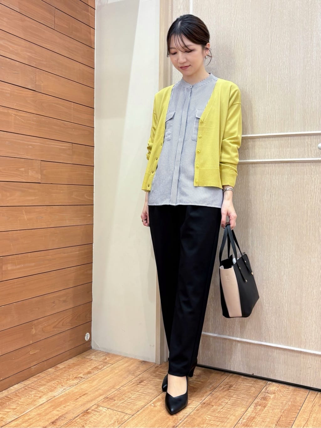 なみさんの「SHOO･LA･RUE｜【洗濯機可/UV】さらっとしたタッチが心地よい ショート丈 Vネックカーディガン」を使ったコーディネート