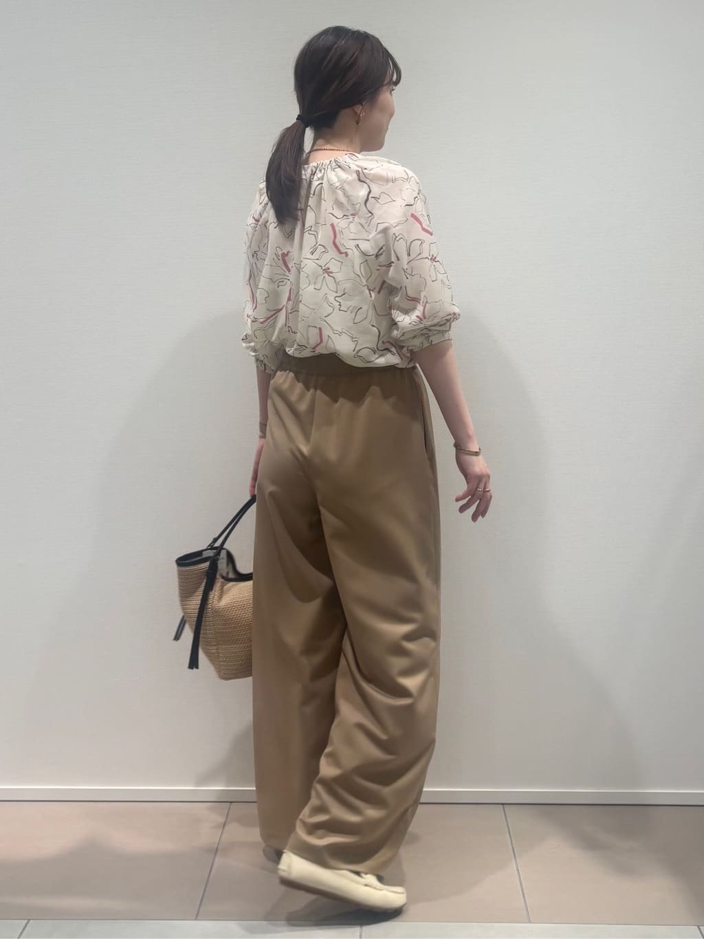konamiさんの「COUP DE CHANCE｜【手洗い可/通勤服】シアーローン花柄ブラウス」を使ったコーディネート