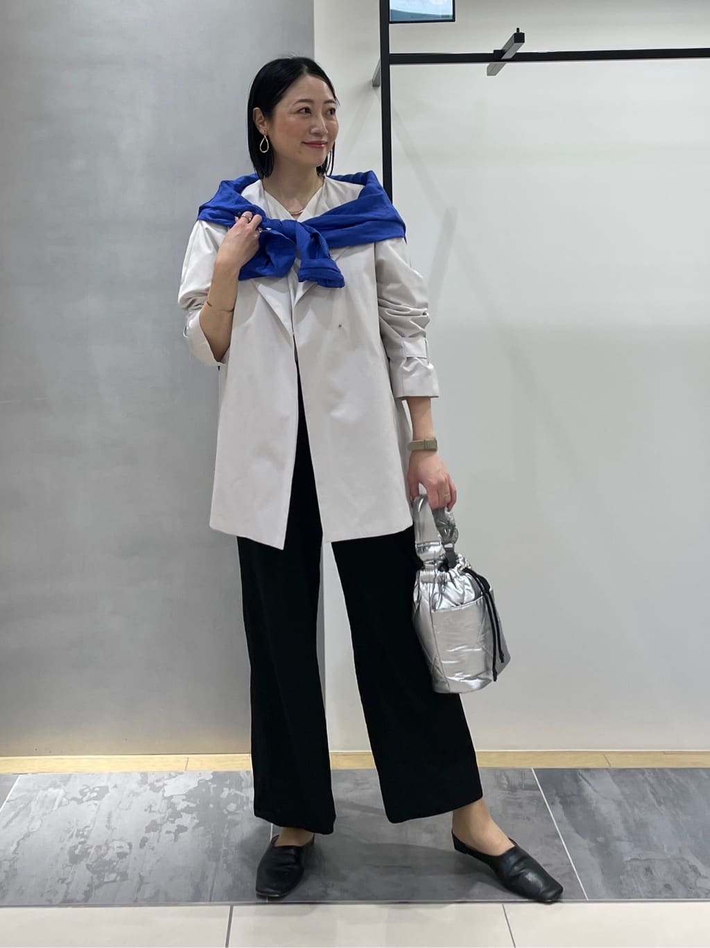 shihoさんの「INDIVI｜【撥水/軽量】ミドル丈 ミニマルトレンチコート」を使ったコーディネート