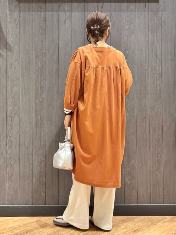 meiさんの「SHOO･LA･RUE｜【洗濯機可/S-LL】1枚でも羽織でも キーネックシャツワンピース」を使ったコーディネート
