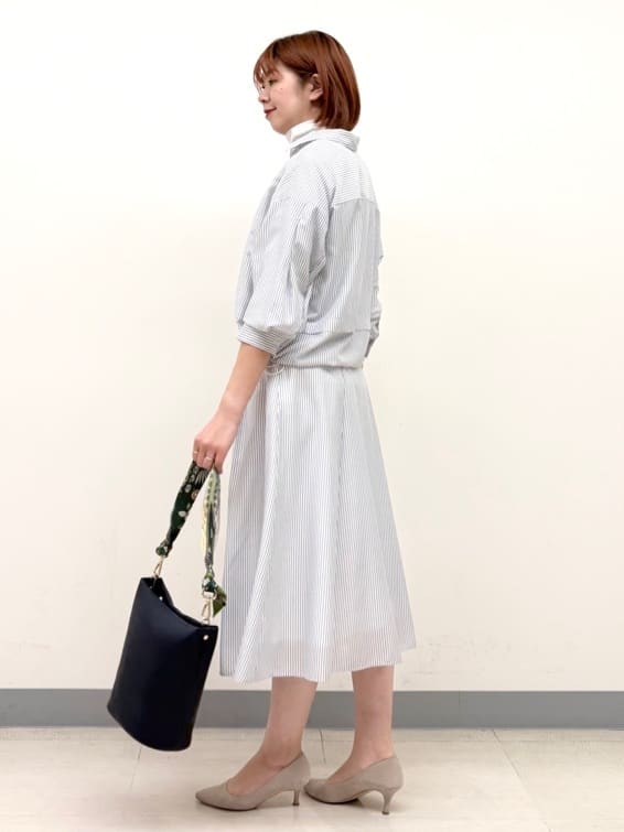まいこさんの「INDIVI｜【接触冷感／洗える／2WAY】ドロスト付 シアーシャンブレーシャツ」を使ったコーディネート