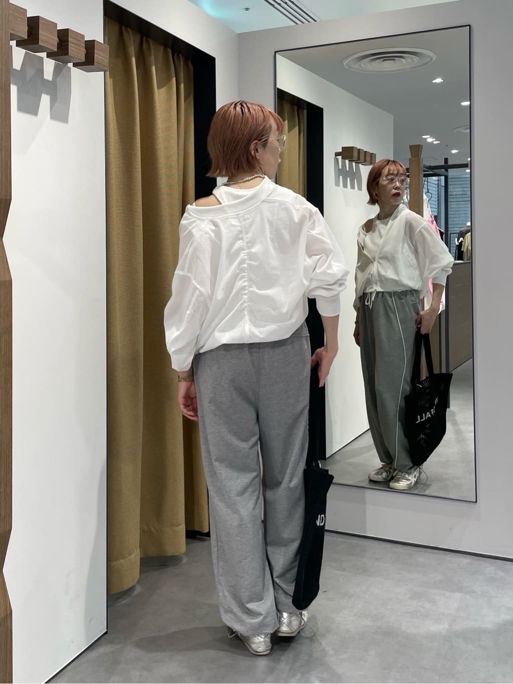 mikuさんの「INDIVI｜【一部店舗限定】パイピング裏毛ワイドパンツ」を使ったコーディネート
