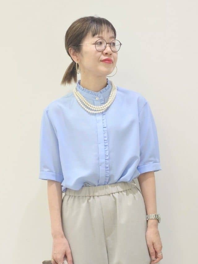 MUTSUKOさんの「UNTITLED｜【接触冷感/通気性/洗える】スタンドカラーフリルブラウス」を使ったコーディネート