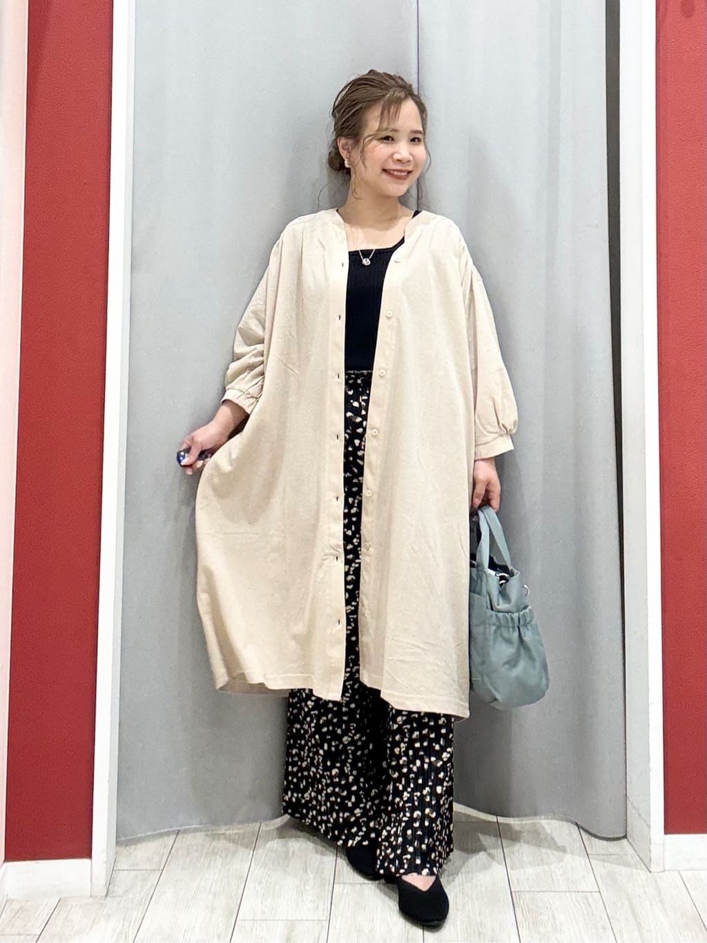 shioさんの「SHOO･LA･RUE｜【洗濯機可/S-LL】1枚でも羽織でも キーネックシャツワンピース」を使ったコーディネート