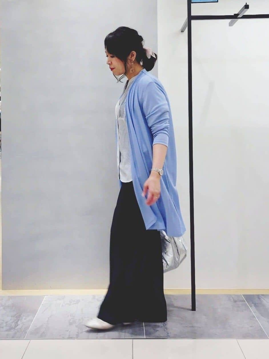 TOMOMIさんの「INDIVI｜【接触冷感/洗える】シアーシャンブレーピンタックブラウス」を使ったコーディネート