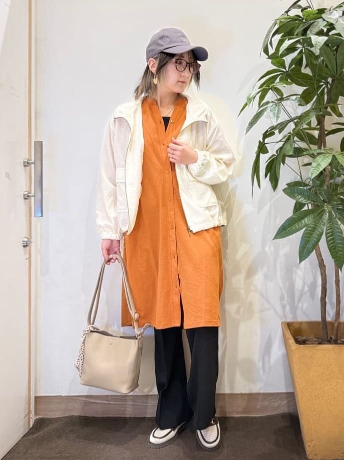 misakiさんの「SHOO･LA･RUE｜【S-LL/UV】季節の変わり目に ゴールドパーツが上品なフード付きブルゾン」を使ったコーディネート