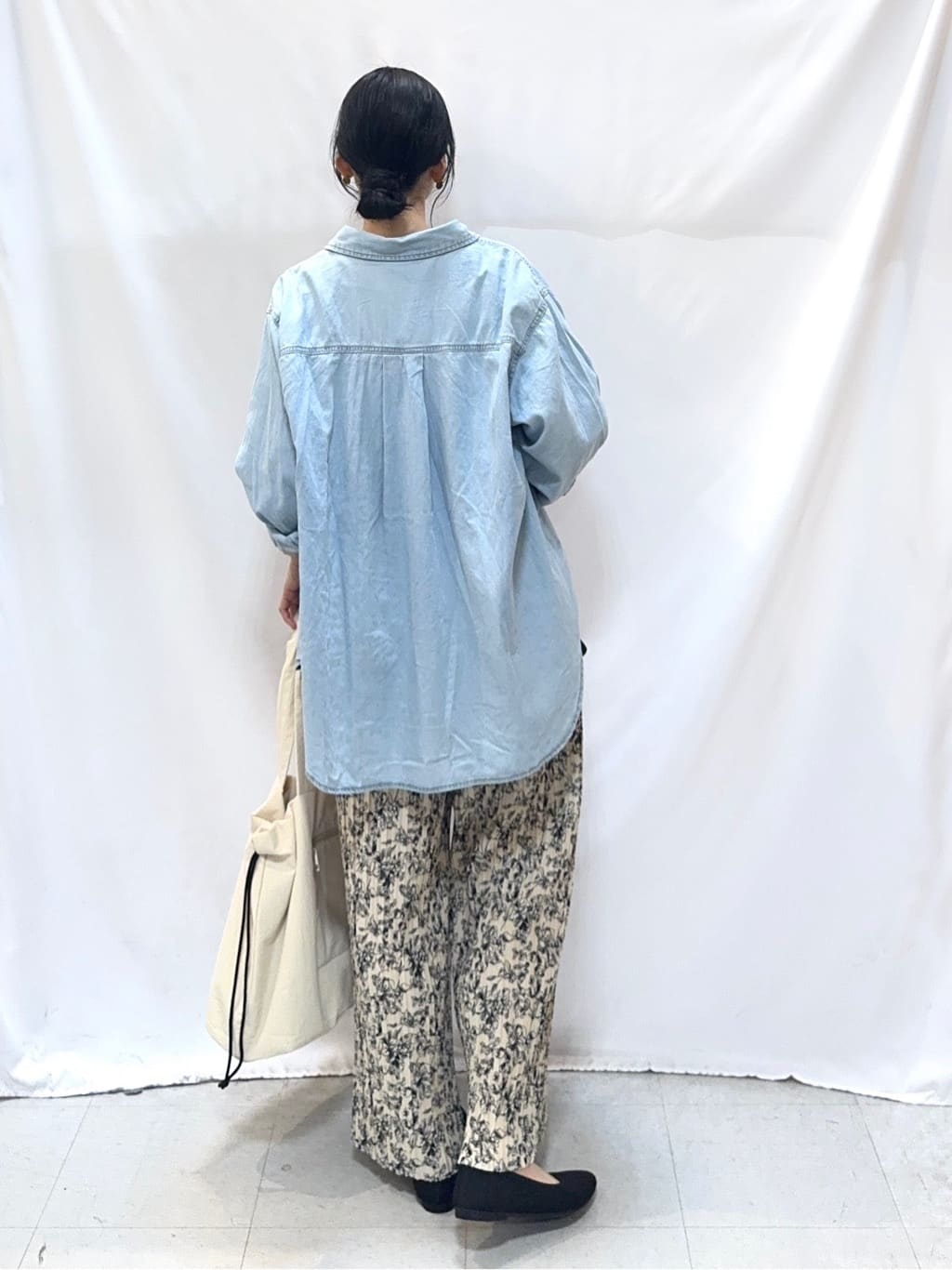 𝐇𝐢𝐫𝐨𝐦𝐢さんの「SHOO･LA･RUE｜【洗濯機可/体型カバー】こなれ感をプラスする ライトオンスデニムシャツ」を使ったコーディネート