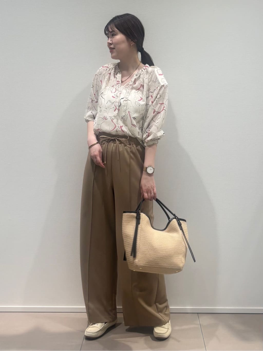 konamiさんの「COUP DE CHANCE｜【手洗い可/通勤服】シアーローン花柄ブラウス」を使ったコーディネート
