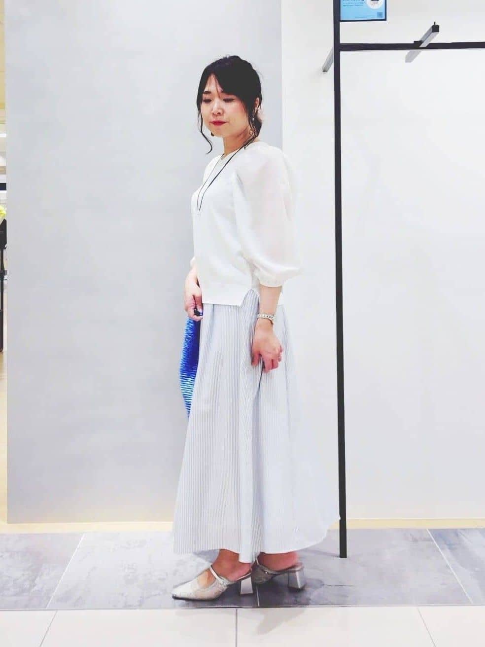 TOMOMIさんの「INDIVI｜【接触冷感／洗える／SETUP可能】シアーシャンブレータックフレアスカート」を使ったコーディネート